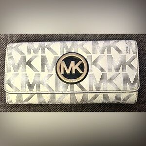 Michael Kors Jet Set White and Navy Logo Wallet